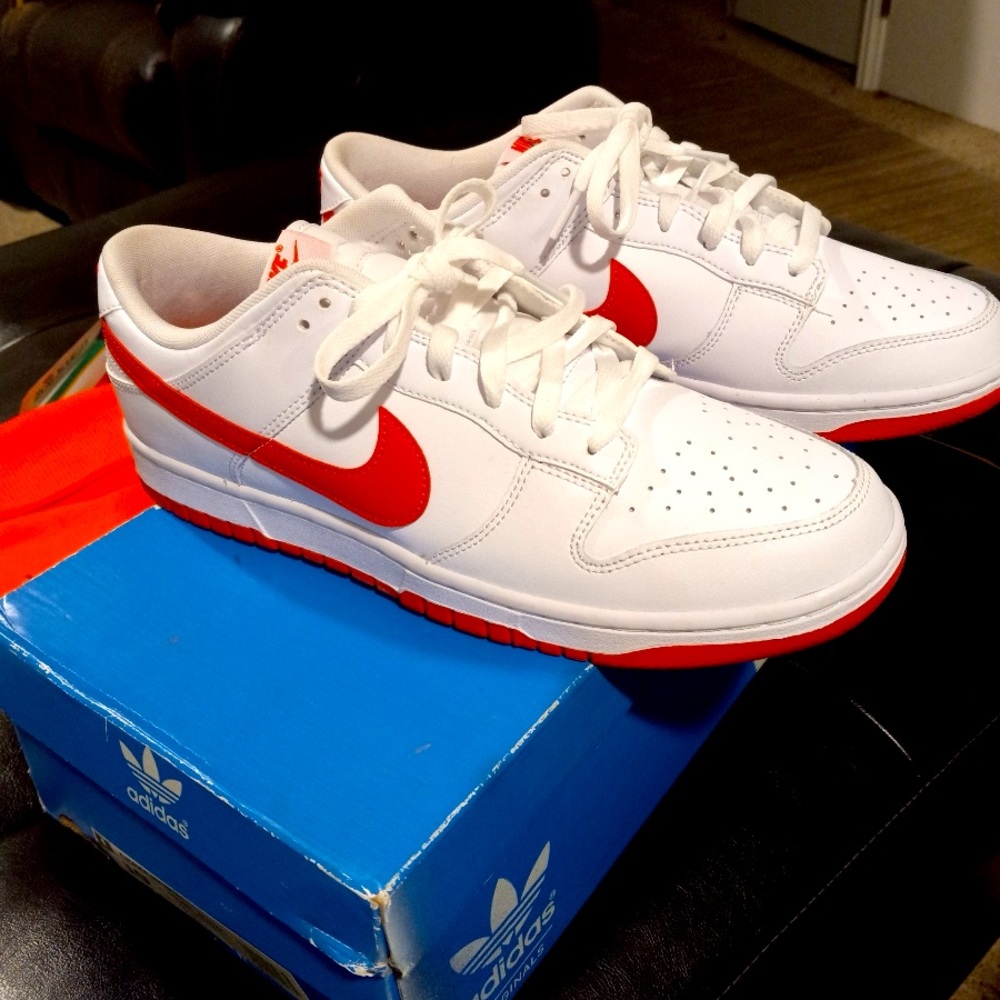 White /fire red Nike retro dunks size 10 1/2